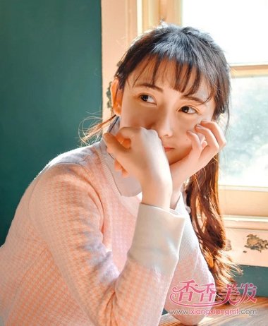 ���������еĸ���Ůѧ����β���������ʹ����ഺ����Ů����