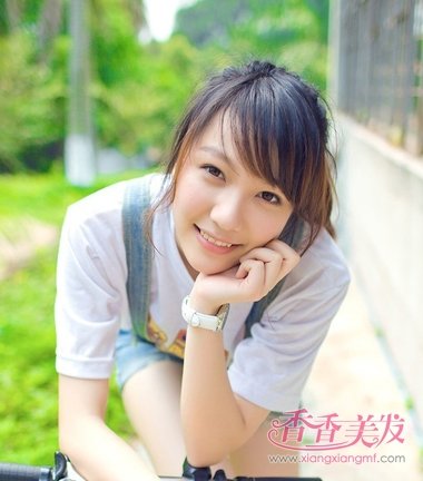 ���������еĸ���Ůѧ����β���������ʹ����ഺ����Ů����