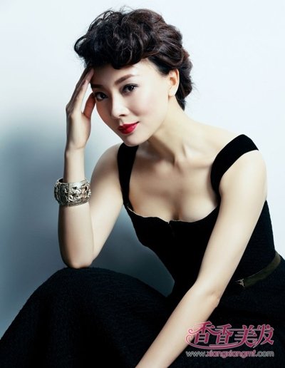 ������ǡ�ʥ���װ���ͳ����������� ����ʾ������Ů�����ʷ���