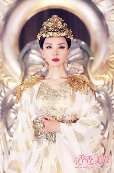 ������ǡ�ʥ���װ���ͳ����������� ����ʾ������Ů�����ʷ���