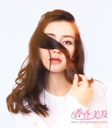 Angelababy������΢�����Ѱ��� ��ӱ����ʱ�г�������look