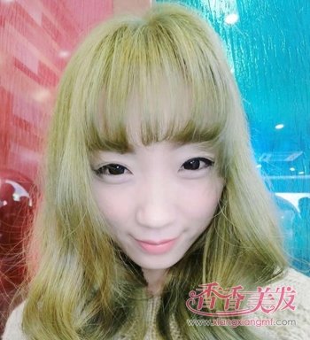 �����̺������ͷ������ɫͼƬһ�������ͱ���Ů���ǻ�ӭ