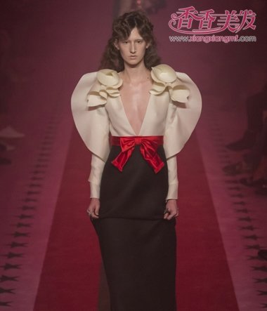 ˭˵СŮ�����ܰ��� ŷ������ײ�����������ʸ���