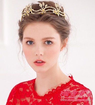 皇冠头饰的戴法 最新流行头饰搭配是女孩子们最爱的