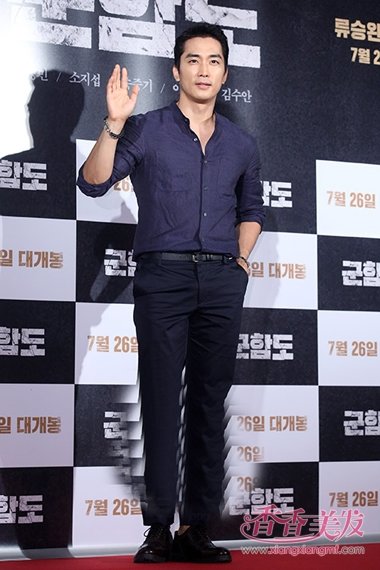 韩星宋承宪后梳短卷发造型 成熟稳重型的发型打造