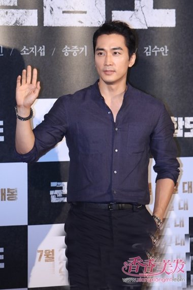 韩星宋承宪后梳短卷发造型 成熟稳重型的发型打造