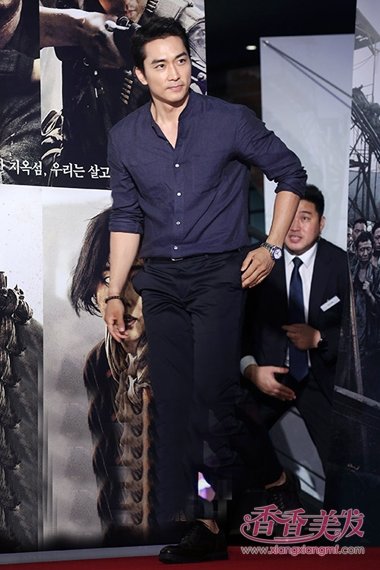 韩星宋承宪后梳短卷发造型 成熟稳重型的发型打造