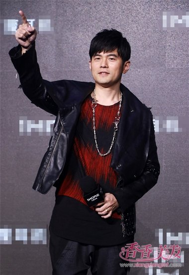 酷爸周杰伦梳短卷发出席活动 撩倒众多美眉们的潮流造型