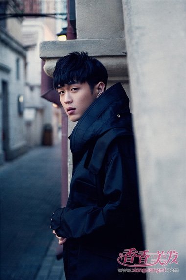 恋爱中的张若昀帅气发型打造 被称为时尚有范款式的造型呈现