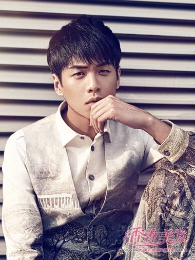 恋爱中的张若昀帅气发型打造 被称为时尚有范款式的造型呈现