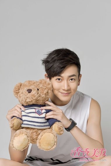 内地青年演员王聪梳活泼短发 简单利落不失可爱感发型