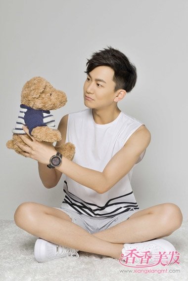 内地青年演员王聪梳活泼短发 简单利落不失可爱感发型