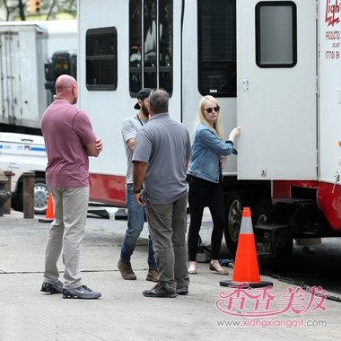 ʯͷ��Ⱦ��ɫƮ�ݷ���ţ���� ������ͷʱ�г�������