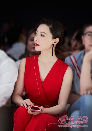 ���ǳ������ɫȹ�Ľ�Ե ��������β��Ե�ֿ�ʼ����