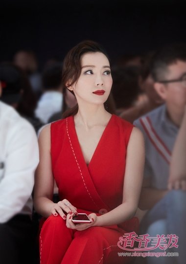 ���ǳ������ɫȹ�Ľ�Ե ��������β��Ե�ֿ�ʼ����