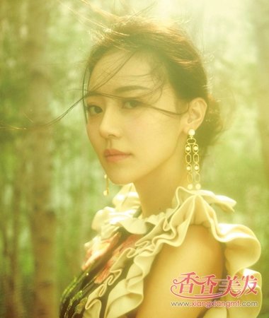 ����Ө����д������Ů�� ��ɢ�̷�����̬ʮ��