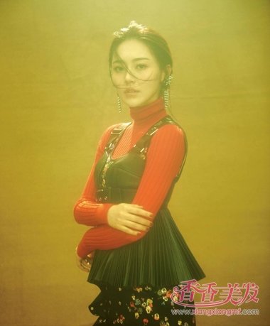 ����Ө����д������Ů�� ��ɢ�̷�����̬ʮ��