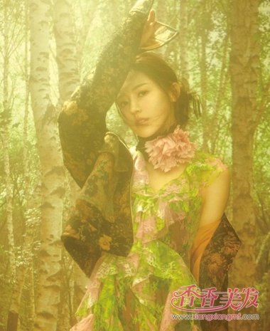 ����Ө����д������Ů�� ��ɢ�̷�����̬ʮ��