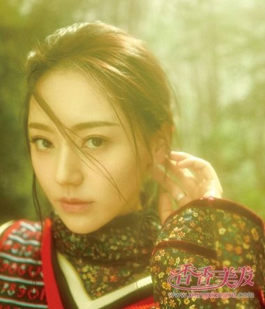 ����Ө����д������Ů�� ��ɢ�̷�����̬ʮ��