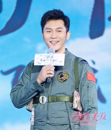 ��������ײ����µ����� ��Ӱ�����Ծ�������Ӣ�۱�ɫ