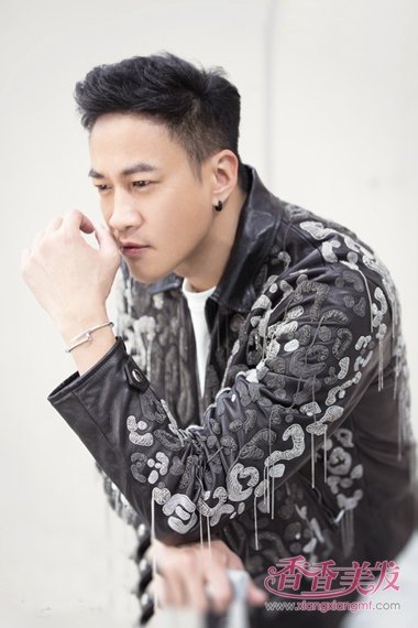 何润东街拍美照梳飞机头造型 演绎今季流行达人风范