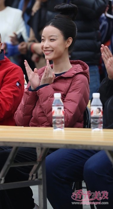 ���ݹ�װͷ�����ʷ��ٵ����� ��ױ�µ�Ů����Լ�ľ�����