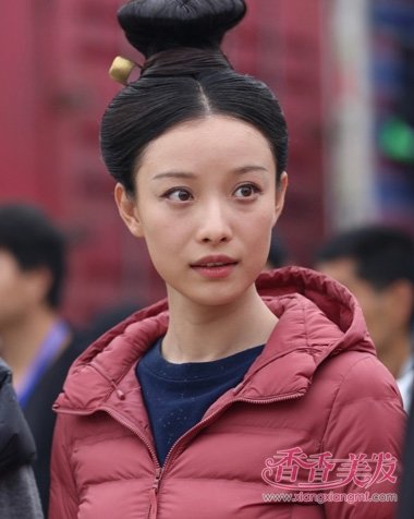 ���ݹ�װͷ�����ʷ��ٵ����� ��ױ�µ�Ů����Լ�ľ�����