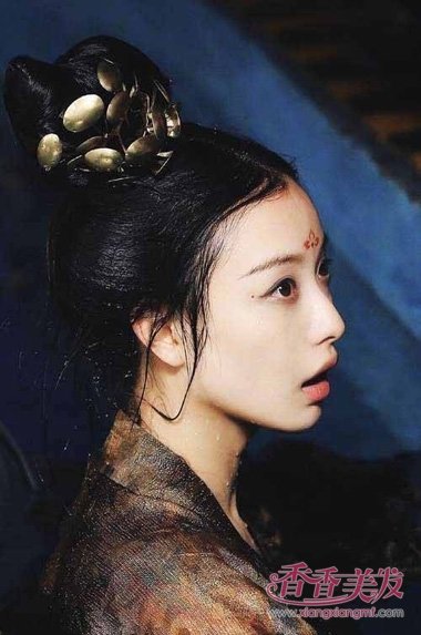 ���ݹ�װͷ�����ʷ��ٵ����� ��ױ�µ�Ů����Լ�ľ�����