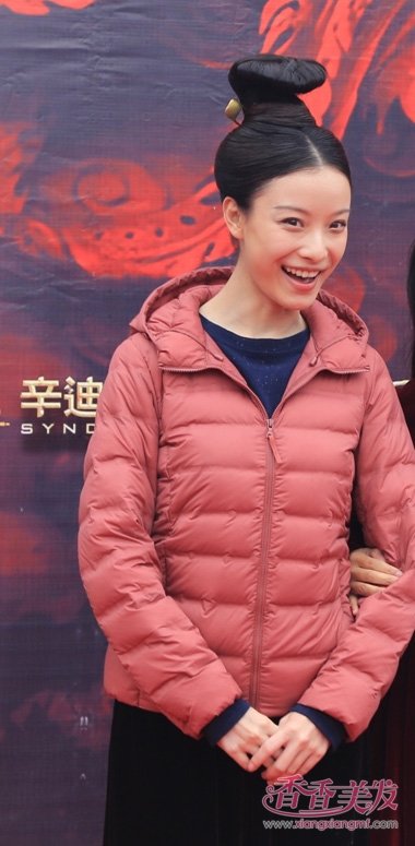 ���ݹ�װͷ�����ʷ��ٵ����� ��ױ�µ�Ů����Լ�ľ�����