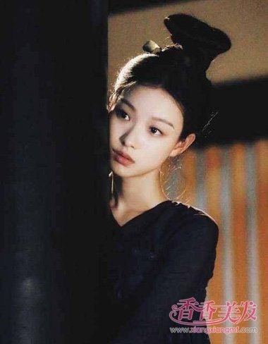 ���ݹ�װͷ�����ʷ��ٵ����� ��ױ�µ�Ů����Լ�ľ�����