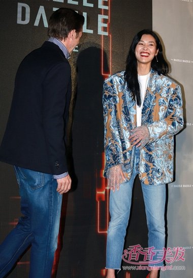 ����˫��̨ͬ��ϯ�Ϻ�ĳ� ������С���˾�͹������