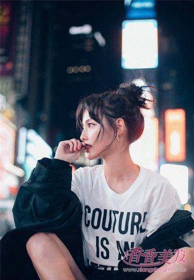 �ż�������������ͷ����Ů �����ڵƹ���ҫҹɫ�·���