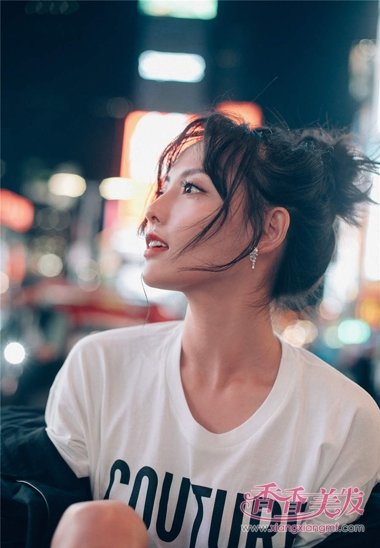 �ż�������������ͷ����Ů �����ڵƹ���ҫҹɫ�·���