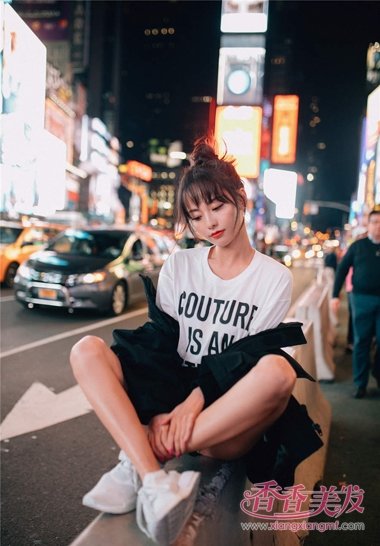 �ż�������������ͷ����Ů �����ڵƹ���ҫҹɫ�·���