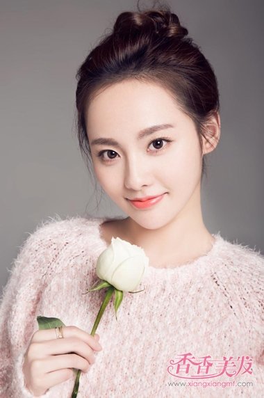 �ż�������������ͷ����Ů �����ڵƹ���ҫҹɫ�·���