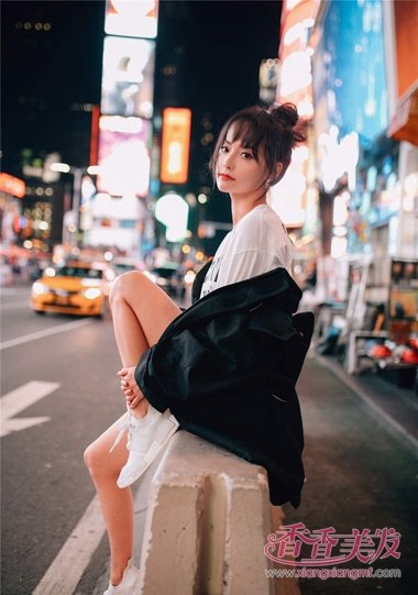 �ż�������������ͷ����Ů �����ڵƹ���ҫҹɫ�·���