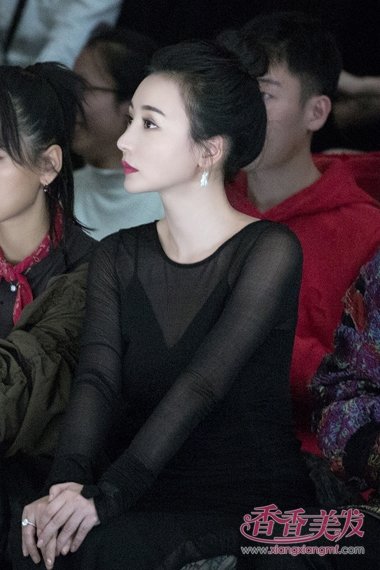 ���֮�������̻���ͷ���� ��ϯĳʱװ���Ը�Ů����