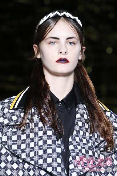 Ů���ٷ����뷢�εĴ��� �ÿ�ʱ�ֵķ��ʹ���