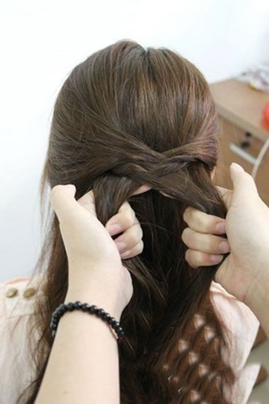 女生梳头发技巧 时尚的半扎发造型设计