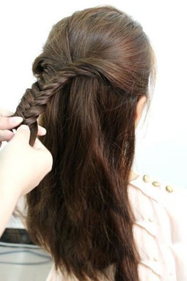 女生梳头发技巧 时尚的半扎发造型设计