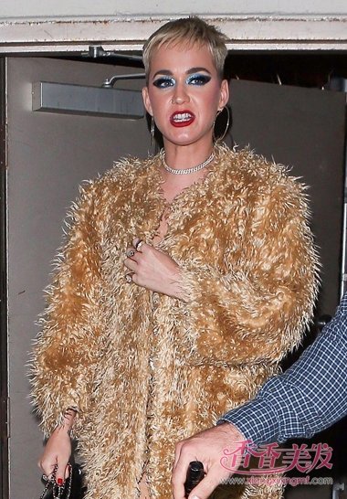 ������ˮ���������ɫ�ų� ����Ũױ�������ﳬ�̷�