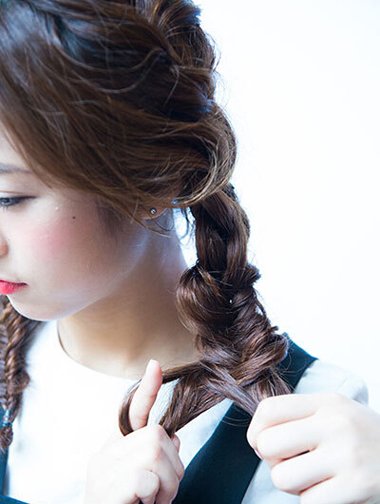 怎样编两边的蜈蚣辫 蜈蚣辫怎么收尾好看