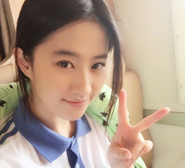 时尚潮女扎发 社会姐低马尾发型