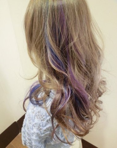 ����ƯȾʱ�з����� ��ת�񼾳�Ů�ᷢչʾ