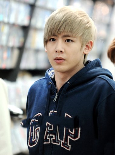 尖下巴男生染闷青头发颜色 四季都离不开的短卷发