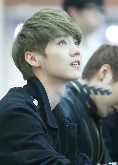 尖下巴男生染闷青头发颜色 四季都离不开的短卷发