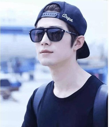 潮男戴帽子国际短发设计 宽脸适合的烫发系列造型