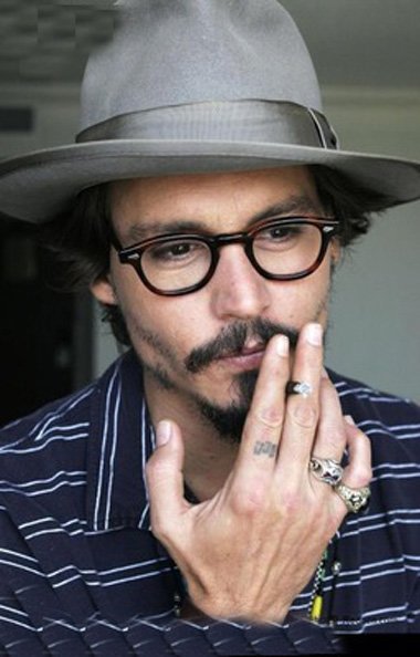 潮男戴帽子国际短发设计 宽脸适合的烫发系列造型