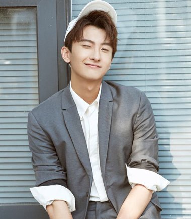 休闲西装做什么发型不尴尬 青少年西装头发型要型不要僵