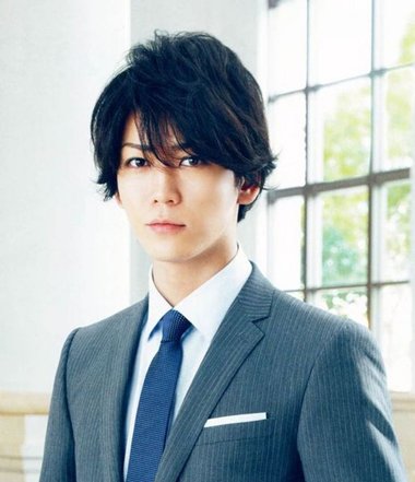 休闲西装做什么发型不尴尬 青少年西装头发型要型不要僵